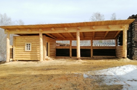 В архитектурно  -  этнографическом музее «Тальцы» восстановили навес с зимовьем на хозяйственном дворе усадьбы  «Сотая»