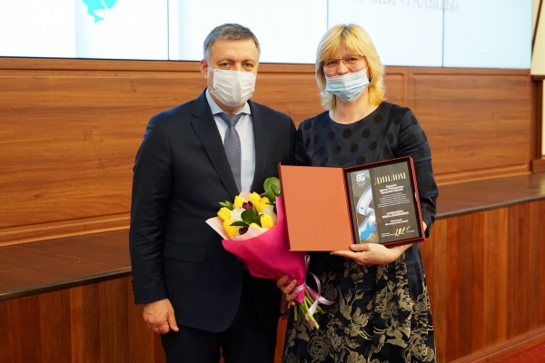 Заместитель директора музея Стрекалина Е.А. стала лауреатом премии губернатора Иркутской области в номинации «За творческий вклад»